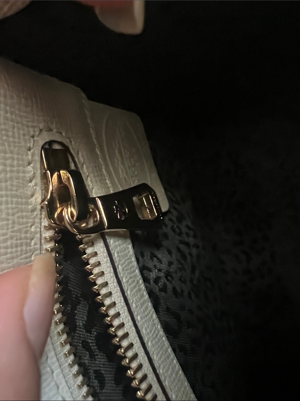 Authentic Longchamp leather Cream Crossbody with gold hardware - Picture 7 of 12